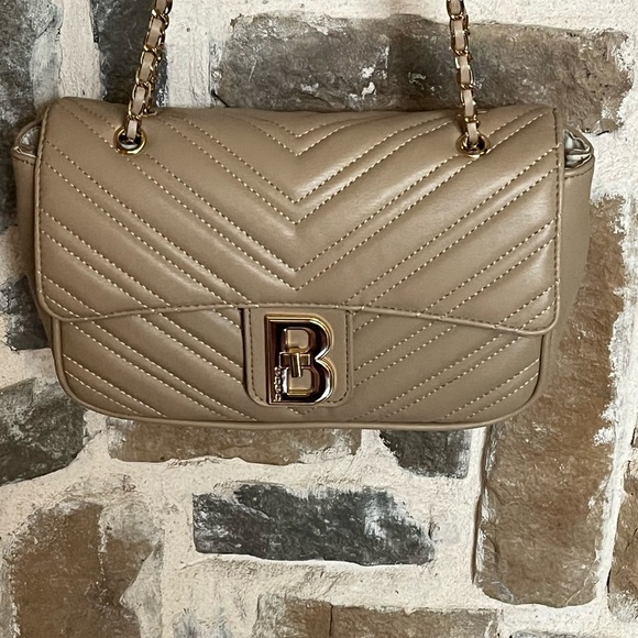 Bebe faux leather quilted tan shoulder bag with chain strap new retail $89 - Picture 13 of 14
